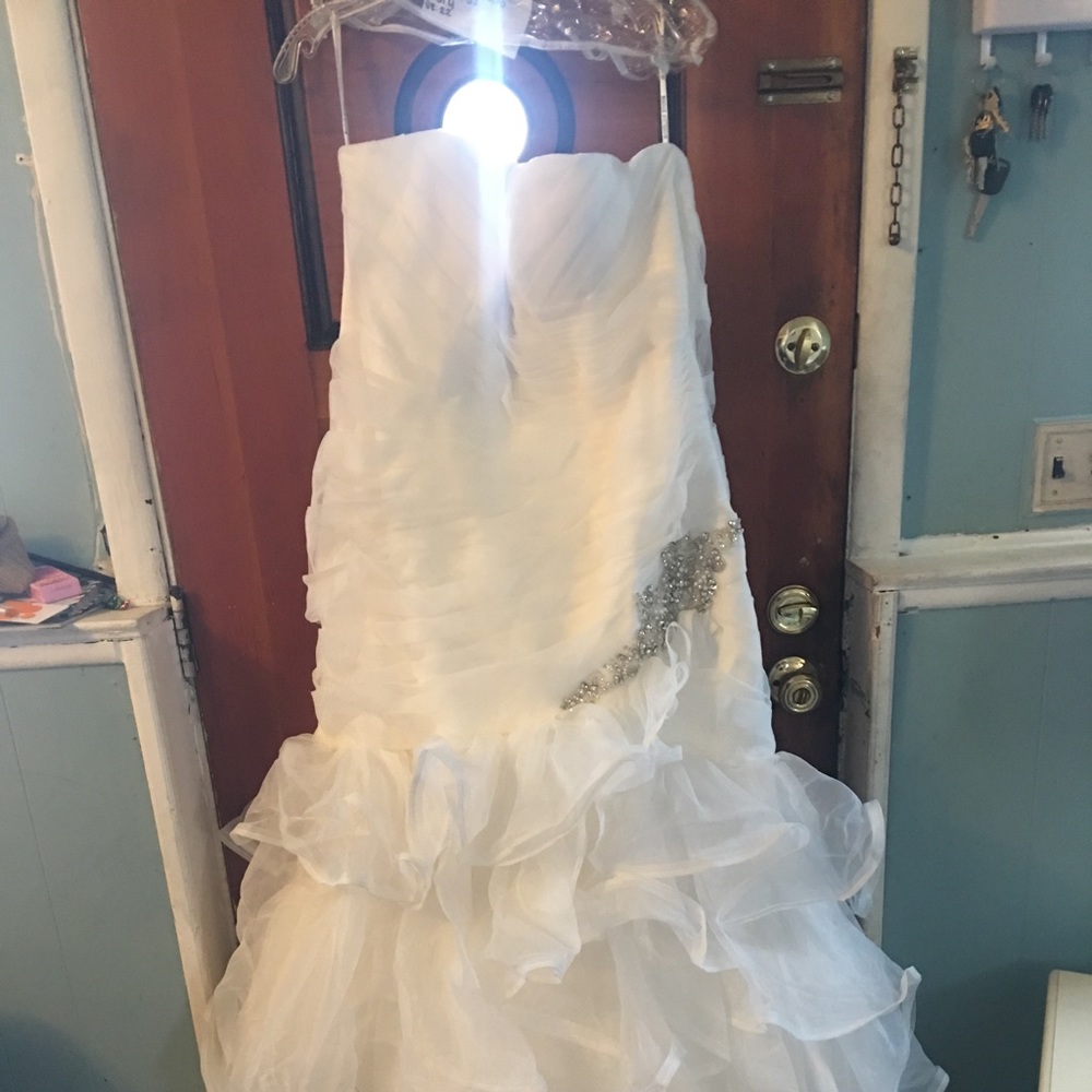 SOLD New Never Worn or Altered Wedding Dress. No issues SOLD - Picture 2 of 7
